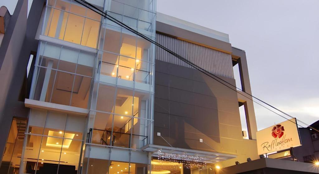 בנדונג Raffleshom Hotel מראה חיצוני תמונה